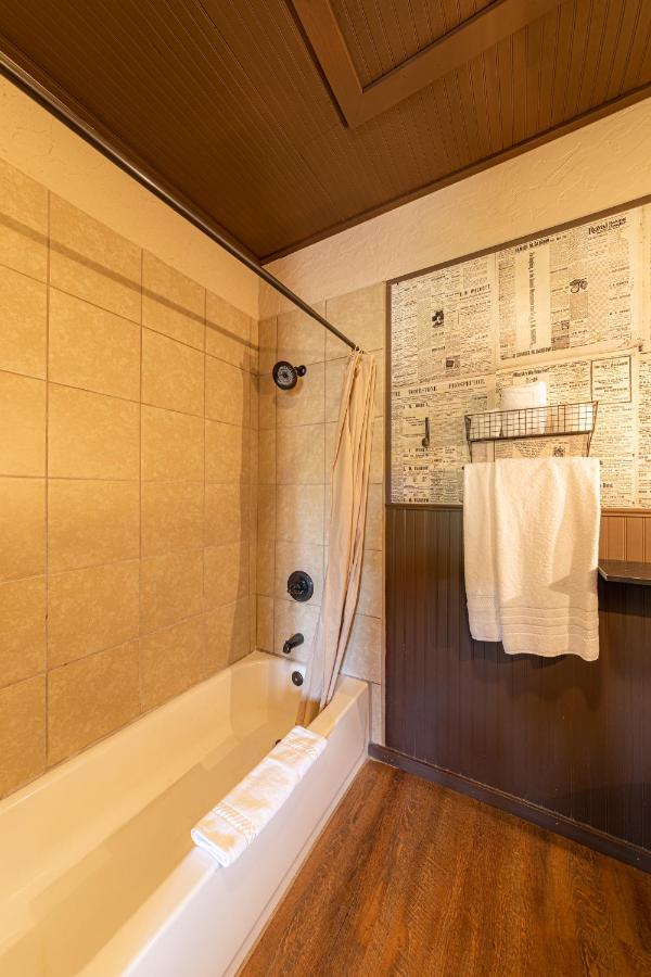 -Pet Friendly- Miners Cabin #5 -Two Double Beds - Private Balcony Tombstone Dış mekan fotoğraf