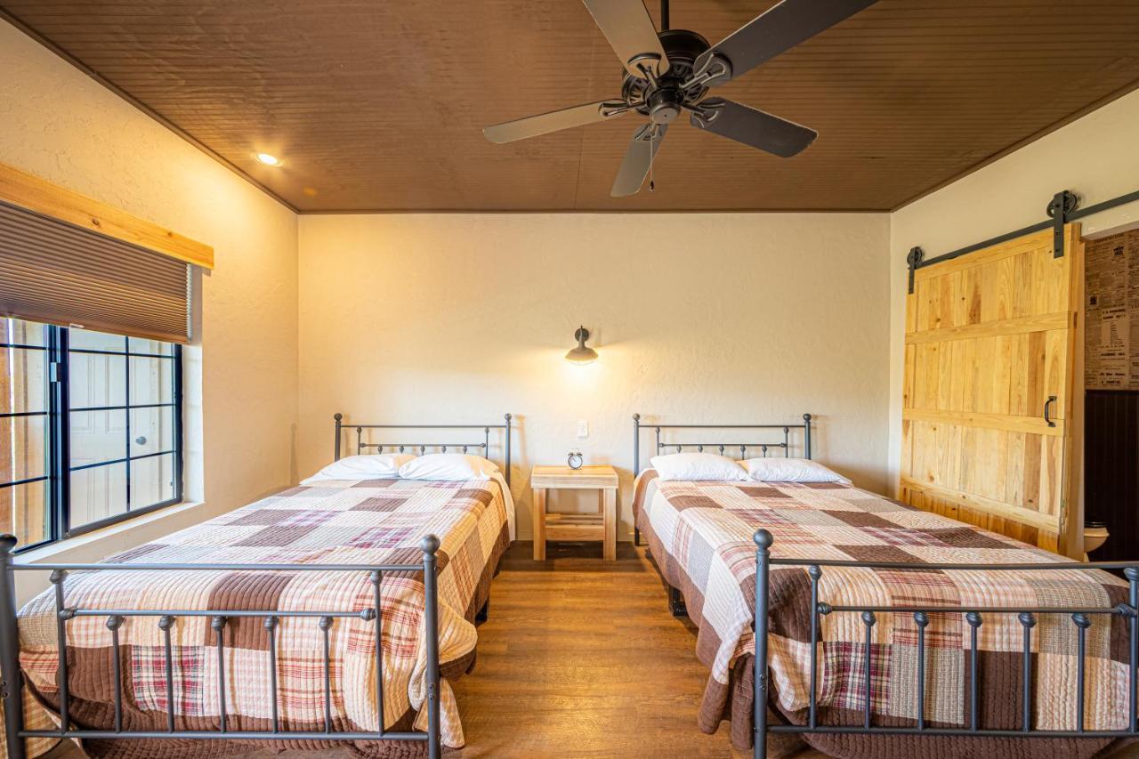 -Pet Friendly- Miners Cabin #5 -Two Double Beds - Private Balcony Tombstone Dış mekan fotoğraf